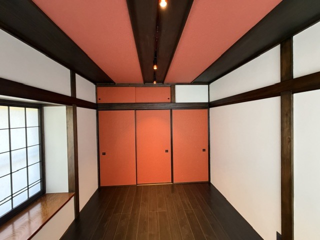 柱と長押を黒く塗装した和モダンな室内