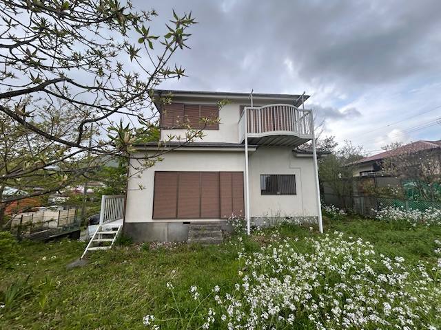 伊東市富戸で買取したバルコニー付き2階建て戸建ての外観