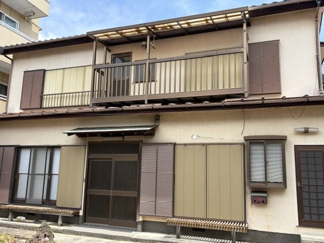 伊東市宇佐美で買取した瓦屋根の木造2階建て戸建ての外観