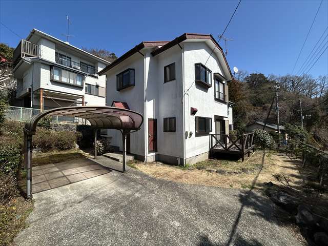 伊東市富戸で買取したカーポート付き2階建て戸建ての外観
